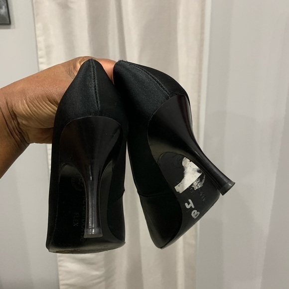 Liz Claiborne Flex Bangle black satin shoe scallop - Picture 6 of 8